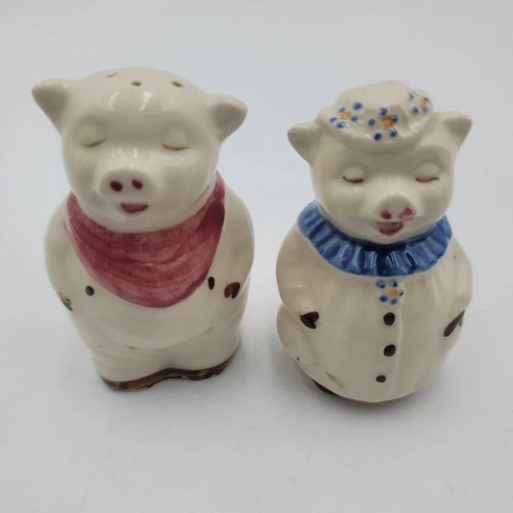 Vintage Shawnee Pottery Smiley and Winnie Pig Salt and Pepper Shakers Set